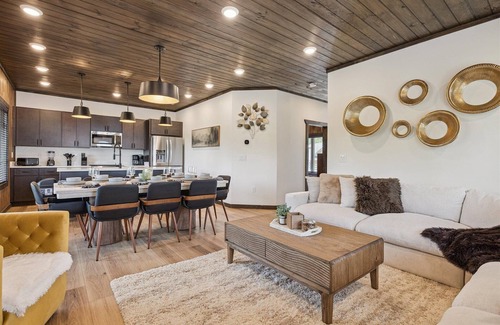 Pigeon Forge Cabin | Peak Pursuit - New Luxury Build Home with Private Pool by Beyond Expectations