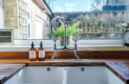 Buxton House | Peak retreat, sleeps 12 - fun, fires & friends