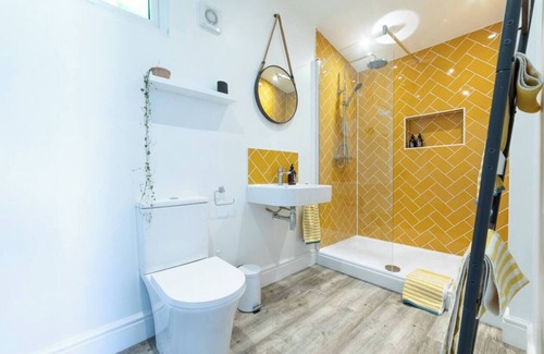 Whitstable Cabin | Pear Tree Cabin is a perfect base to explore and dine out at Whitstables many restaurants.