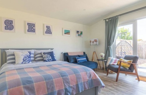 Whitstable Cabin | Pear Tree Cabin is a perfect base to explore and dine out at Whitstables many restaurants.