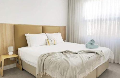Fremantle Apartment | Pearl On Pakenham- Modern & Central W King Beds