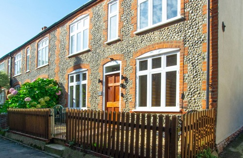 Sheringham House | Pebble Cottage - Three Bedroom House, Sleeps 5