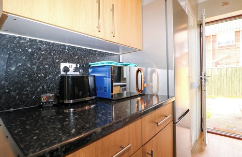 Rustington Cottage | PEBBLE PLACE, pet friendly, country holiday cottage in Rustington