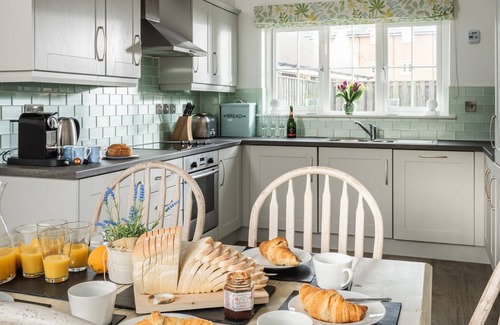 Camber Cottage | Pebbles - a cottage that sleeps 6 guests in 3 bedrooms