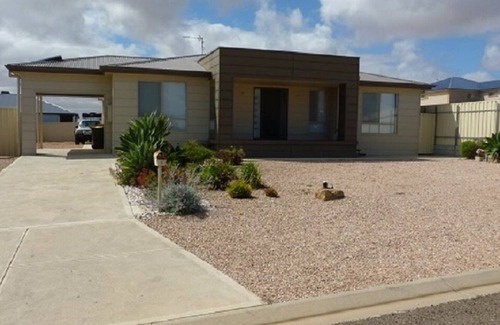 Moonta Bay House | PEBBLES PARADISE is a 4 bed 2 bath modern home a couple minutes from the beach.