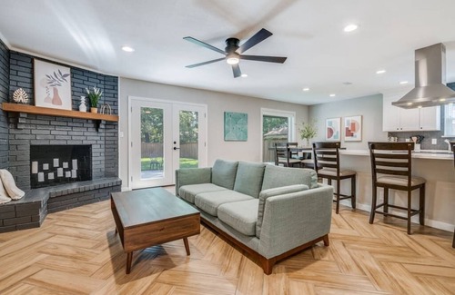 Frisco House | Pecan Grove: Stroll Downtown Frisco