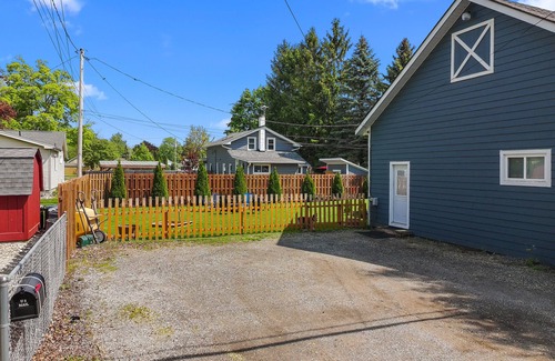 Lake Geneva Apartment | Pedal II - Private 2 Bedroom Apartment Close to Town ~ Walk Everywhere!