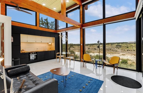 Johnson City Cottage | Pedernales River Guesthouses - BLUE
