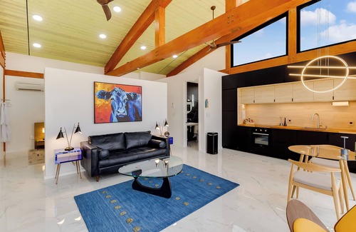 Johnson City Cottage | Pedernales River Guesthouses - BLUE