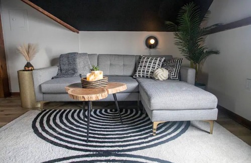 Peekskill House | Peekskill Carriage House Downtown Studio