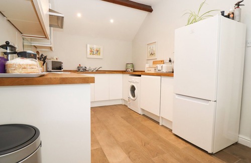 Moreton-in-Marsh Cottage | PEEWIT BARN, family friendly, with a garden in Moreton-In-Marsh