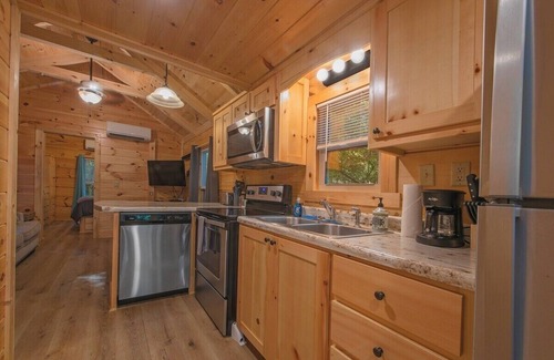 Lookout Valley Neighborhood Association Apartment | Peggers Cabin | Luxury Rustic Tiny Cabin| Spa