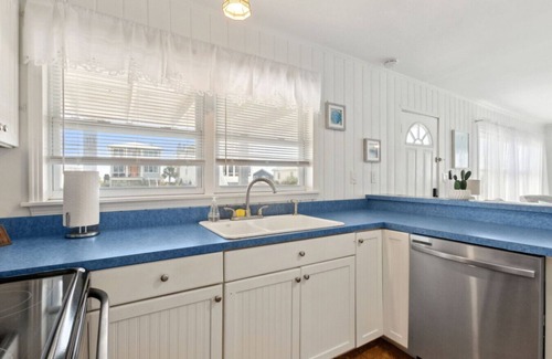 Fernandina Beach Cottage | Pelican: Easy access, spacious beach cottage steps to ocean with large private yard
