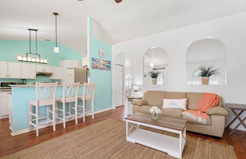 Palm Coast Apartment | Pelican Palm - Autumn air - poolside flair!
