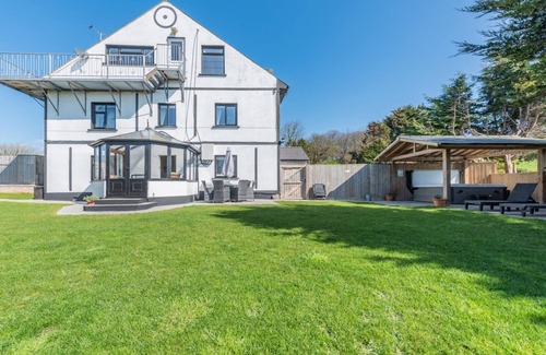 Pembroke House | Pembrokeshire Near Beach With A Hot Tub