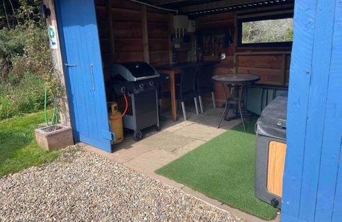 Fishguard Apartment | Pembrokeshire Shepherd hut with hottub
