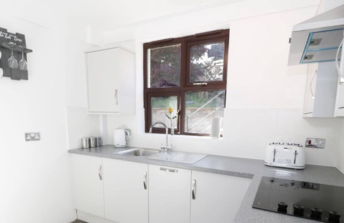 Rhiwbryfdir Cottage | PEN Y GARREG, family friendly, with hot tub in Blaenau Ffestiniog