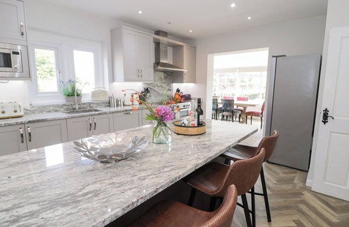 Llanrwst Cottage | PENGWERN, pet friendly, with hot tub in Llanrwst