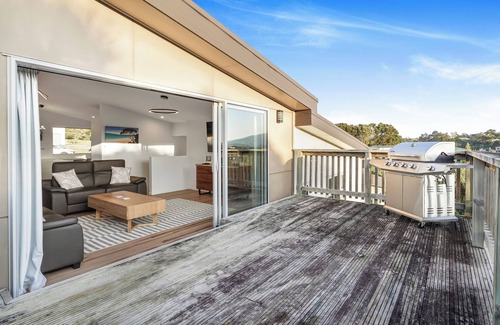 Raglan House | Peninsula Paradise - Raglan Holiday Home