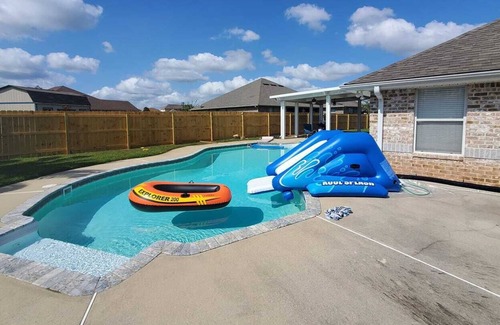 Northwest Pensacola House | Pensacola Suburbs 🏊 inground salt water pool. Guests with large 👪 families.