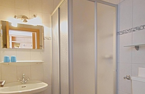 Niederau Cottage | Pension Sonja - double room, shower or bath, toilet, 1 bedroom