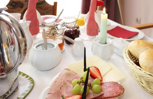 Bad Elster House | Pension Weiße Rose, Parkplatz, Frühstück, Wlan, Zentral