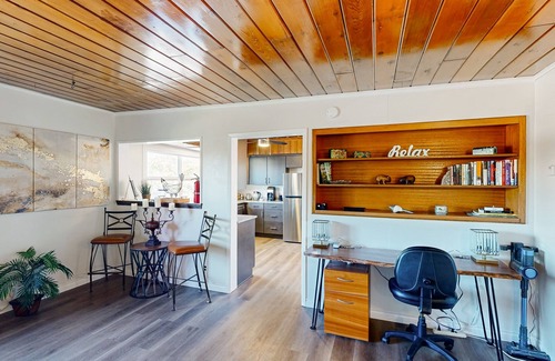 West Eugene Apartment | Penthouse apartment with private patio, grill, WiFi, workspace, shared W/D