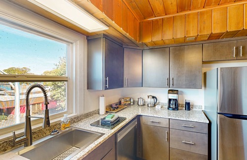 West Eugene Apartment | Penthouse apartment with private patio, grill, WiFi, workspace, shared W/D