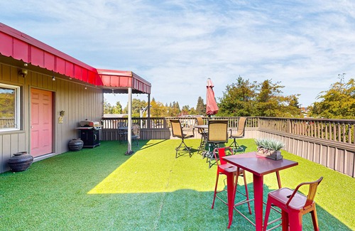 West Eugene Apartment | Penthouse apartment with private patio, grill, WiFi, workspace, shared W/D