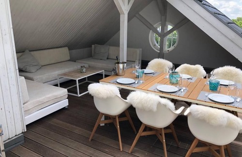 Hohen Niendorf Apartment | Penthouse/Ferienwohnung mit Turmzimmer und Dachterrasse