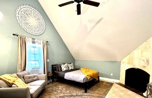 North Conway Apartment | Penthouse-fire pit, dog friendly