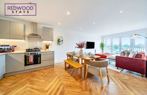 Rushmoor District Apartment | Penthouse | FREE Parking | Hi-Speed WiFi | Balcony