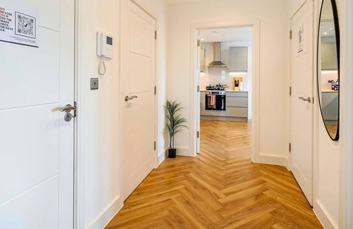 Rushmoor District Apartment | Penthouse | FREE Parking | Hi-Speed WiFi | Balcony