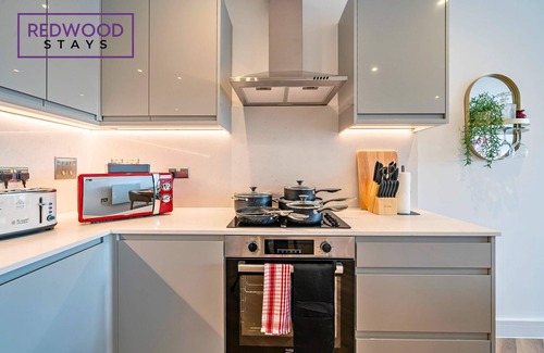 Rushmoor District Apartment | Penthouse | FREE Parking | Hi-Speed WiFi | Balcony
