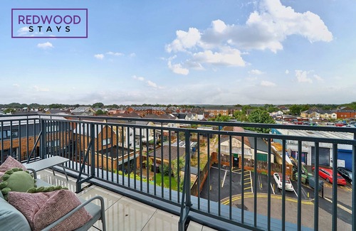 Rushmoor District Apartment | Penthouse | FREE Parking | Balcony | Hi-Speed WiFi