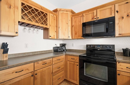 Two Harbors Condo | Penthouse king suite with pool & hot tub