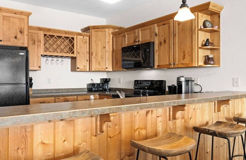Two Harbors Condo | Penthouse w/pool & hot tub