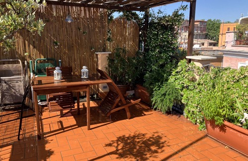 Trastevere Apartment | PENTHOUSE with PANORAMIC PRIVATE ROOF TERRACE, Old Historical centre, Trastevere