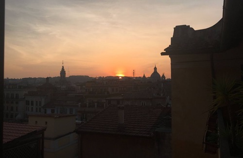 Rione III Colonna Apartment | Penthouse with Terrace, Pantheon and 360° City views! Walk to all attractions