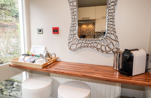 Lakeside Cottage | PEONY COTTAGE, romantic, with hot tub in Newby Bridge