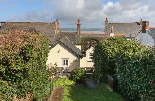 Appledore Cottage | PEPPER'S COTTAGE, pet friendly, with a garden in Appledore