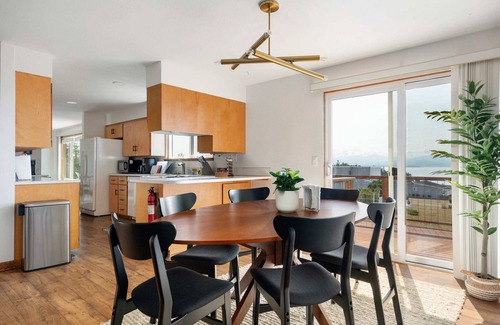 Oak Harbor House | Perch - La Fiesta 47: Sunset ocean view home, close to town