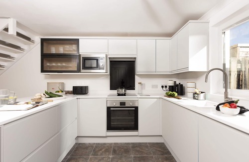 Porthtowan Cottage | Perched atop the golden sand and rolling waves of Porthtowan Beach