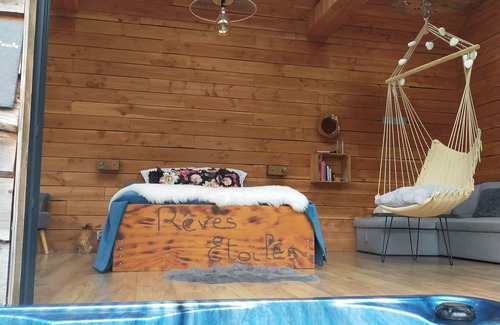 La Roche-Maurice Cabin | Perched cabin with Jacuzzi terrace in La Roche Maurice Domaine Rêves Etoilés