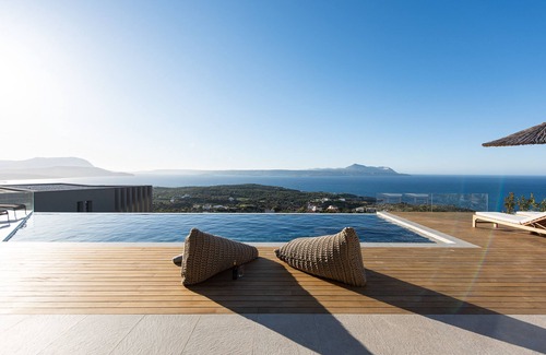 Apokoronas Villa | Perched high up but just 800 meters from the Cretan coast