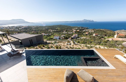 Apokoronas Villa | Perched high up but just 800 meters from the Cretan coast