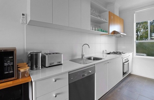 Newtown Apartment | Percy Escape just a walk to Newtown cafes and shops