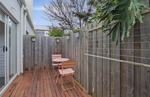 Newtown Apartment | Percy Escape just a walk to Newtown cafes and shops