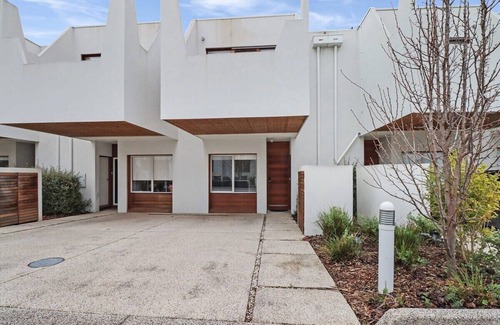 Newtown Apartment | Percy Escape just a walk to Newtown cafes and shops