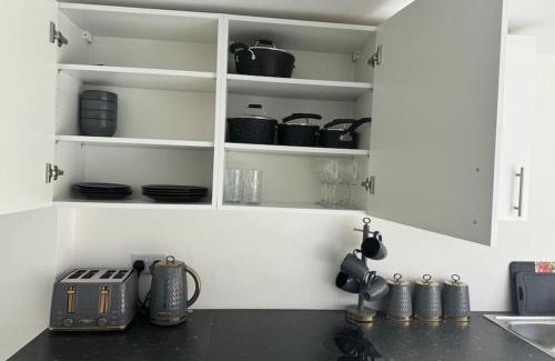 Chase Apartment | Perfect 1 Bed Apartment Sleeps 5 1 Kingsize bed 1 double Sofabed & Foldable Single bed Free Parking Wifi good transport network shopping Holiday Makers Families Contractors in North London